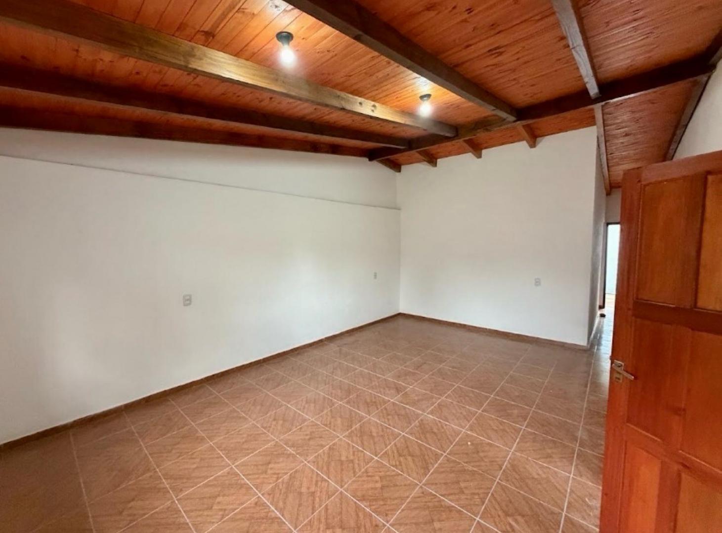 Foto de Casa en Alquiler de 2 Dormitorios con Patio y Cochera | Villa Rivera, imagen 3