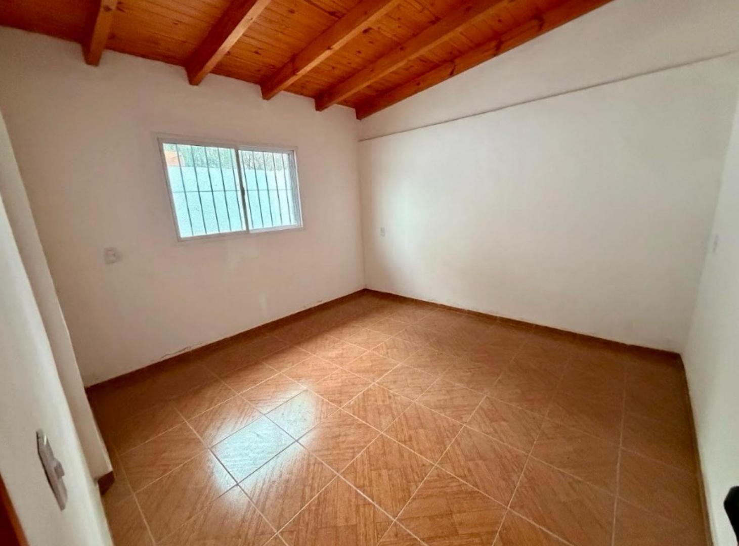 Foto de Casa en Alquiler de 2 Dormitorios con Patio y Cochera | Villa Rivera, imagen 4