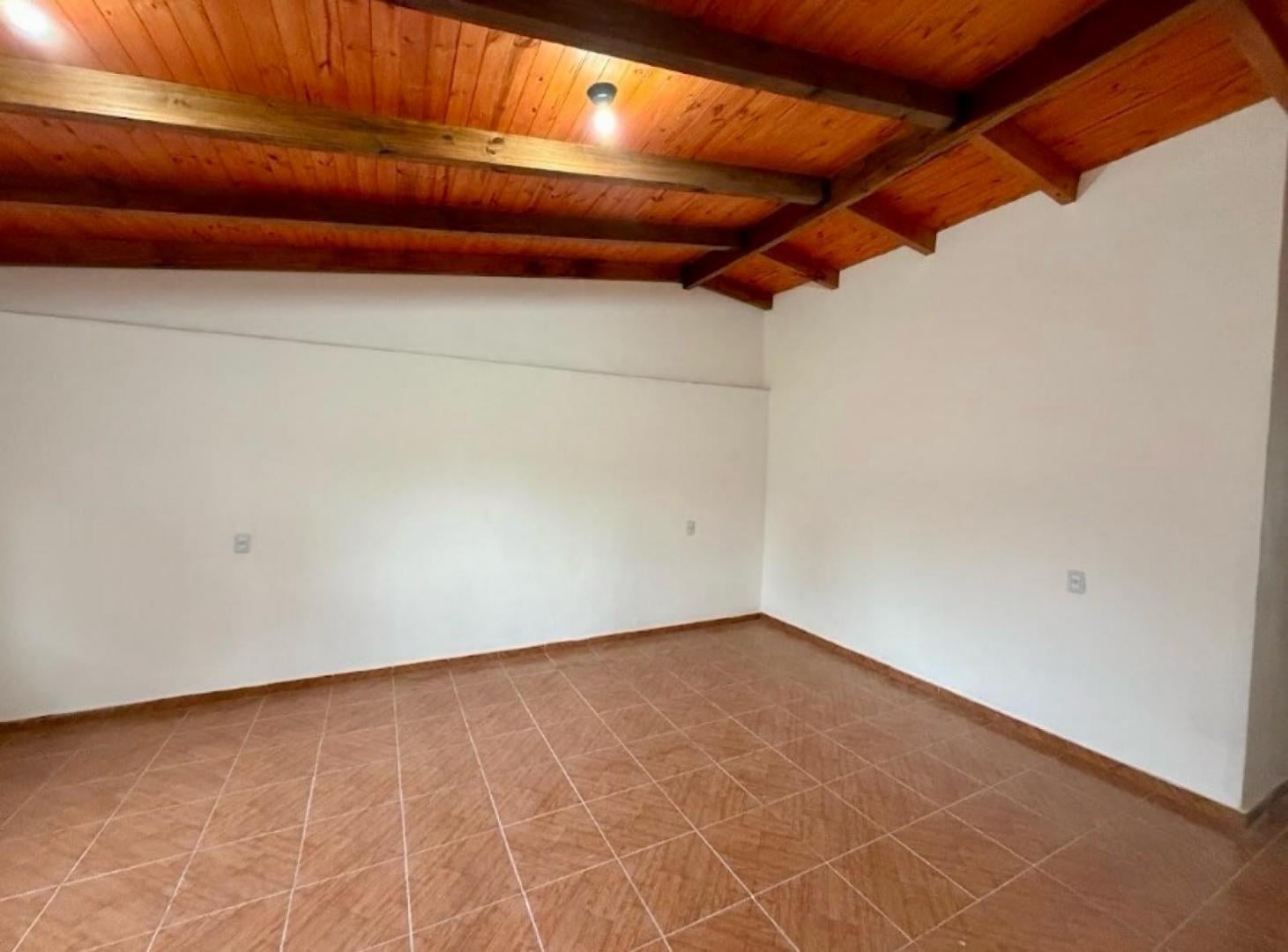 Foto de Casa en Alquiler de 2 Dormitorios con Patio y Cochera | Villa Rivera, imagen 1