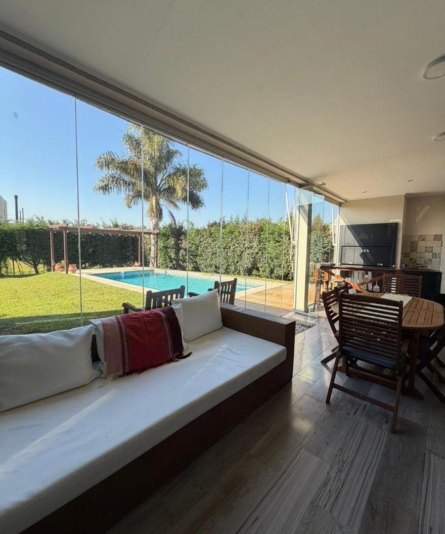 Foto de CASA VENTA UNA PLANTA - 4 DORMITORIOS- JARDÍN- PILETA- GALERIA CERRADA, imagen 1