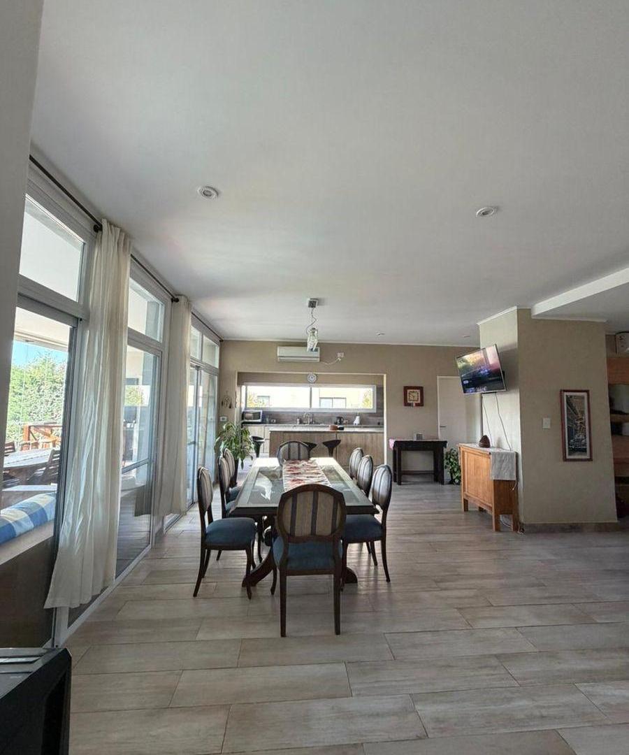 Foto de CASA VENTA UNA PLANTA - 4 DORMITORIOS- JARDÍN- PILETA- GALERIA CERRADA, imagen 5
