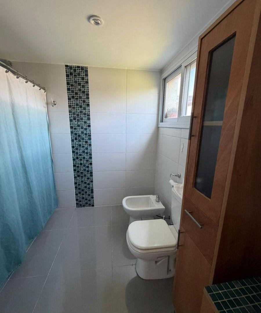 Foto de CASA VENTA UNA PLANTA - 4 DORMITORIOS- JARDÍN- PILETA- GALERIA CERRADA, imagen 2