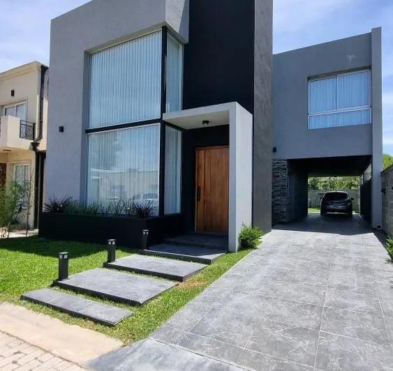 Casa 4 ambientes con piscina en venta