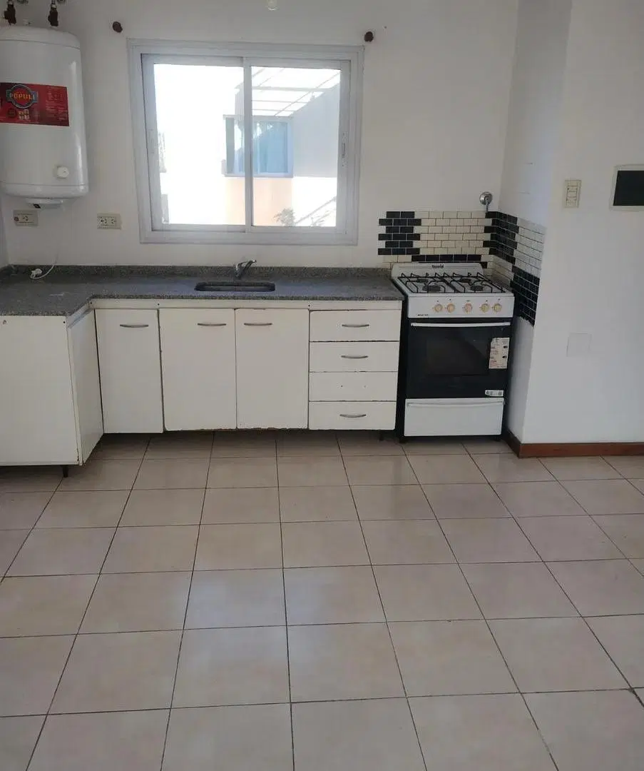 Departamento dos ambientes con cochera en alquiler en Moreno 1