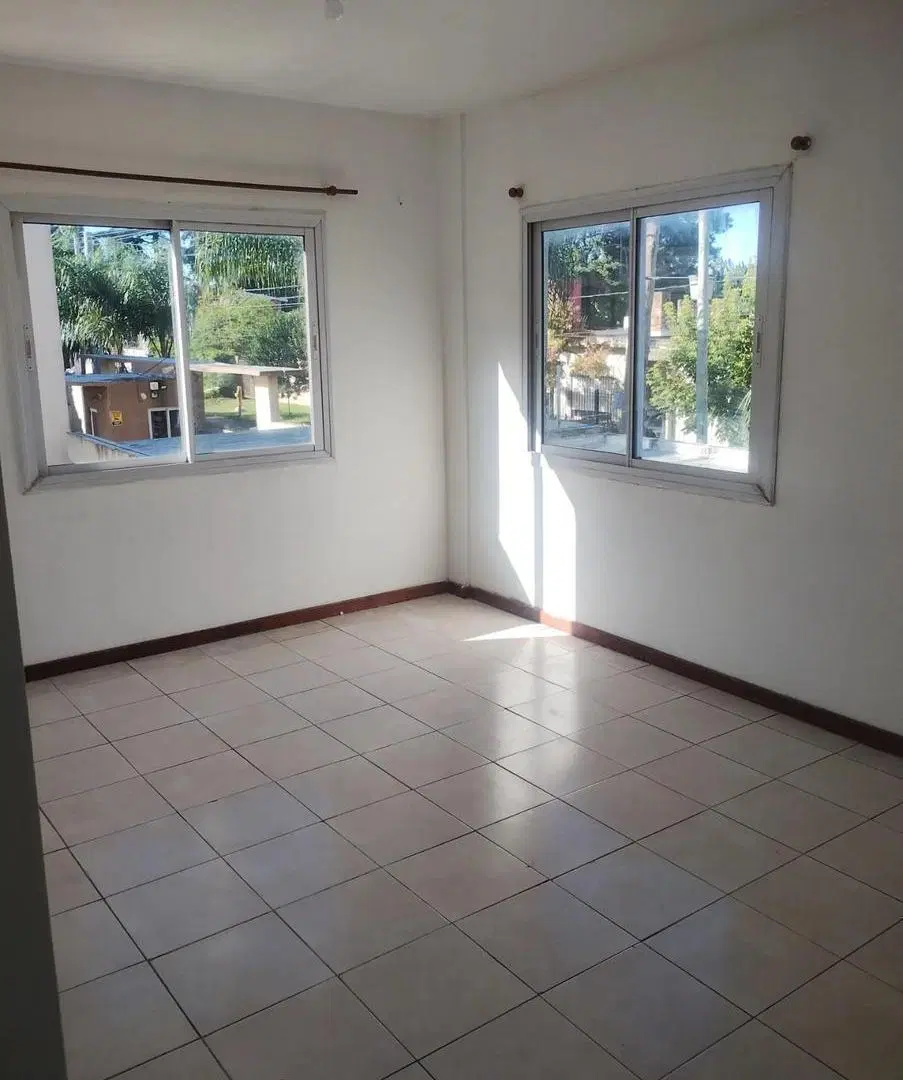 Departamento dos ambientes con cochera en alquiler en Moreno 3