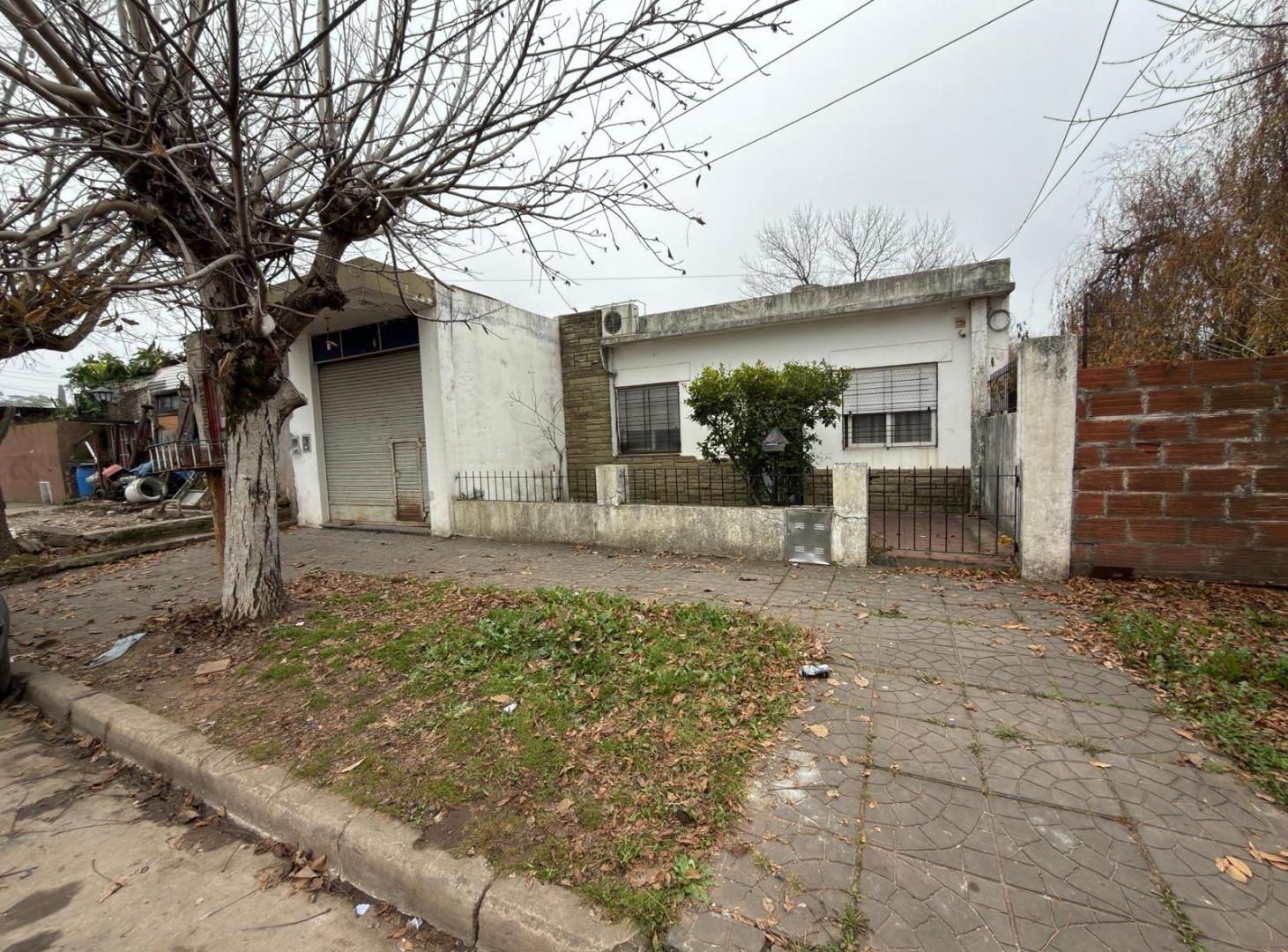 Casa con local en venta en Moreno