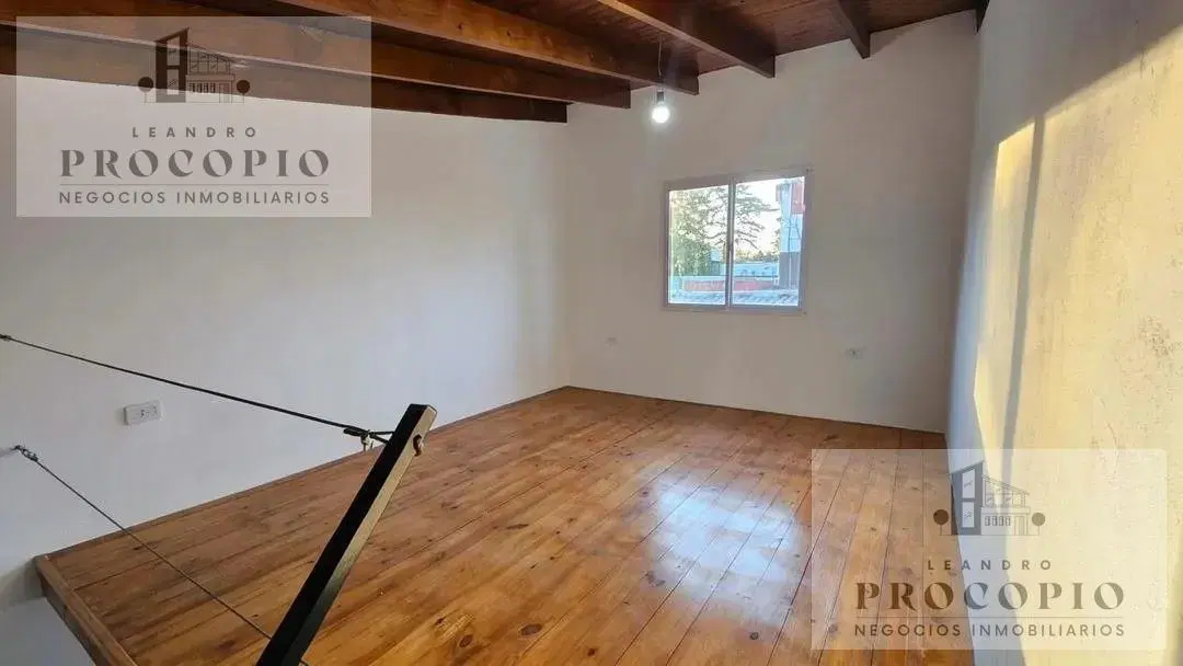 Departamento tipo dúplex dos ambientes con cochera y patio en alquiler en Moreno 1
