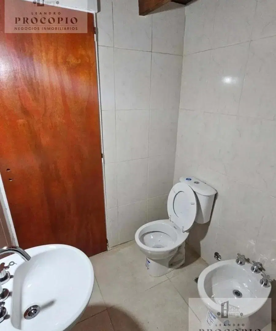 Departamento tipo dúplex dos ambientes con cochera y patio en alquiler en Moreno 2