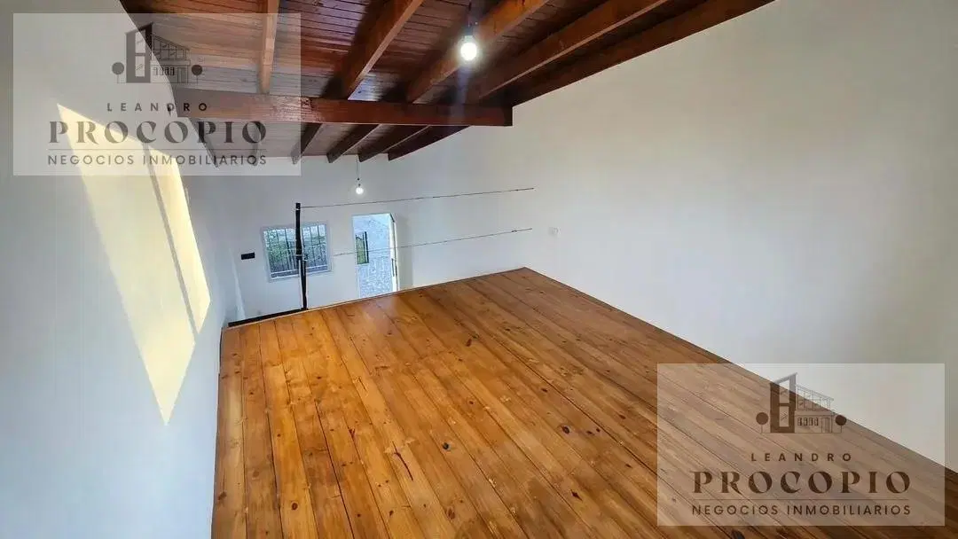 Departamento tipo dúplex dos ambientes con cochera y patio en alquiler en Moreno 8