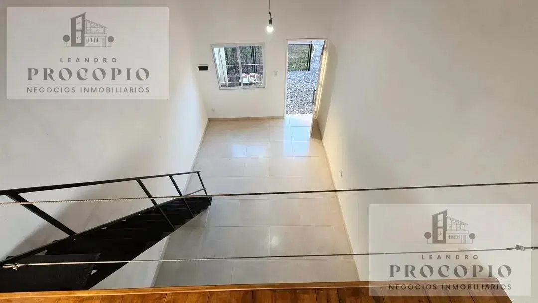 Departamento tipo dúplex dos ambientes con cochera y patio en alquiler en Moreno 3