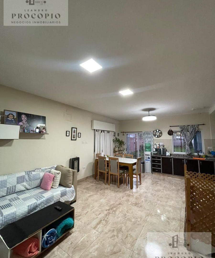 Foto de Casa 5 ambientes en venta en Moreno, imagen 2