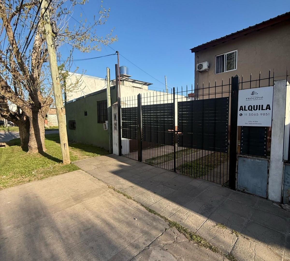 Foto de Duplex 3 ambientes con patio y cochera en alquiler en Moreno, imagen 1