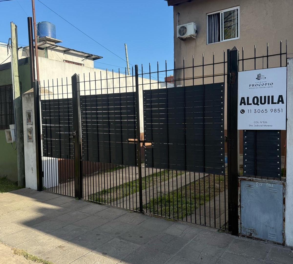 Foto de Duplex 3 ambientes con patio y cochera en alquiler en Moreno, imagen 2