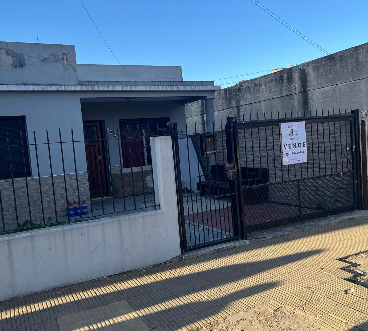 Foto de Casa 3 ambientes con amplio parque en venta en Castelar, imagen 1