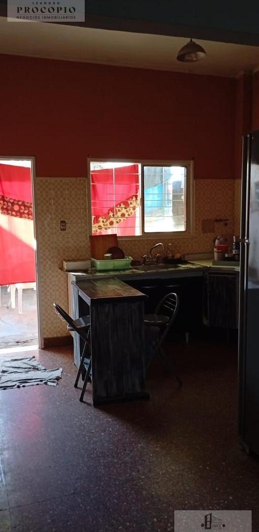 Foto de Casa 3 ambientes con amplio parque en venta en Castelar, imagen 2