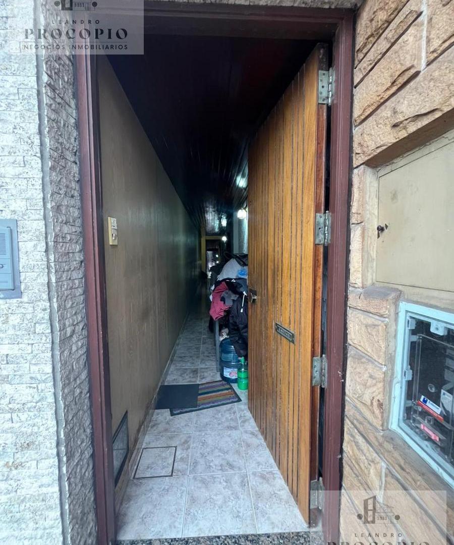 Foto de Galpón con departamento 4 ambientes, quincho y terraza en venta en, imagen 2