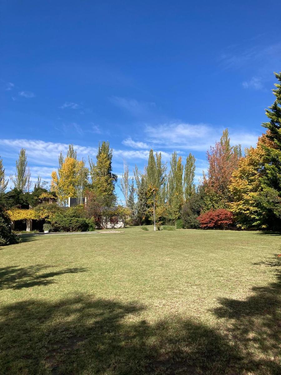 Casa/ Terreno en Chacras D Coria 2