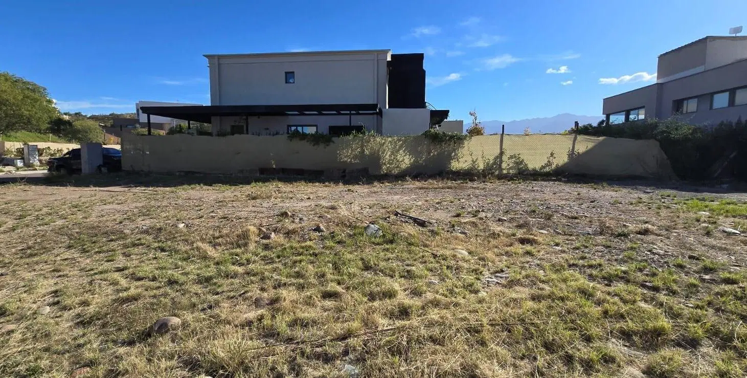 Terreno en Barrio Aguaribay 3