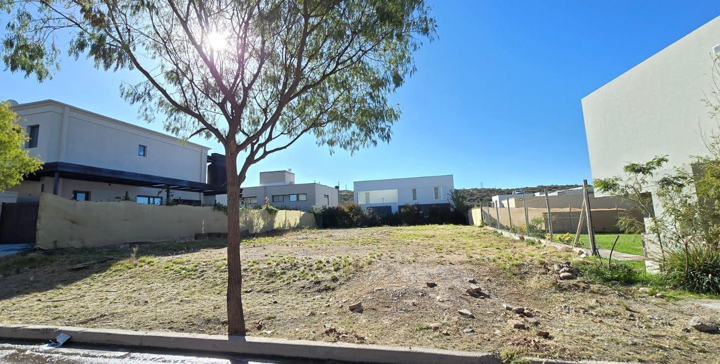 Terreno en Barrio Aguaribay
