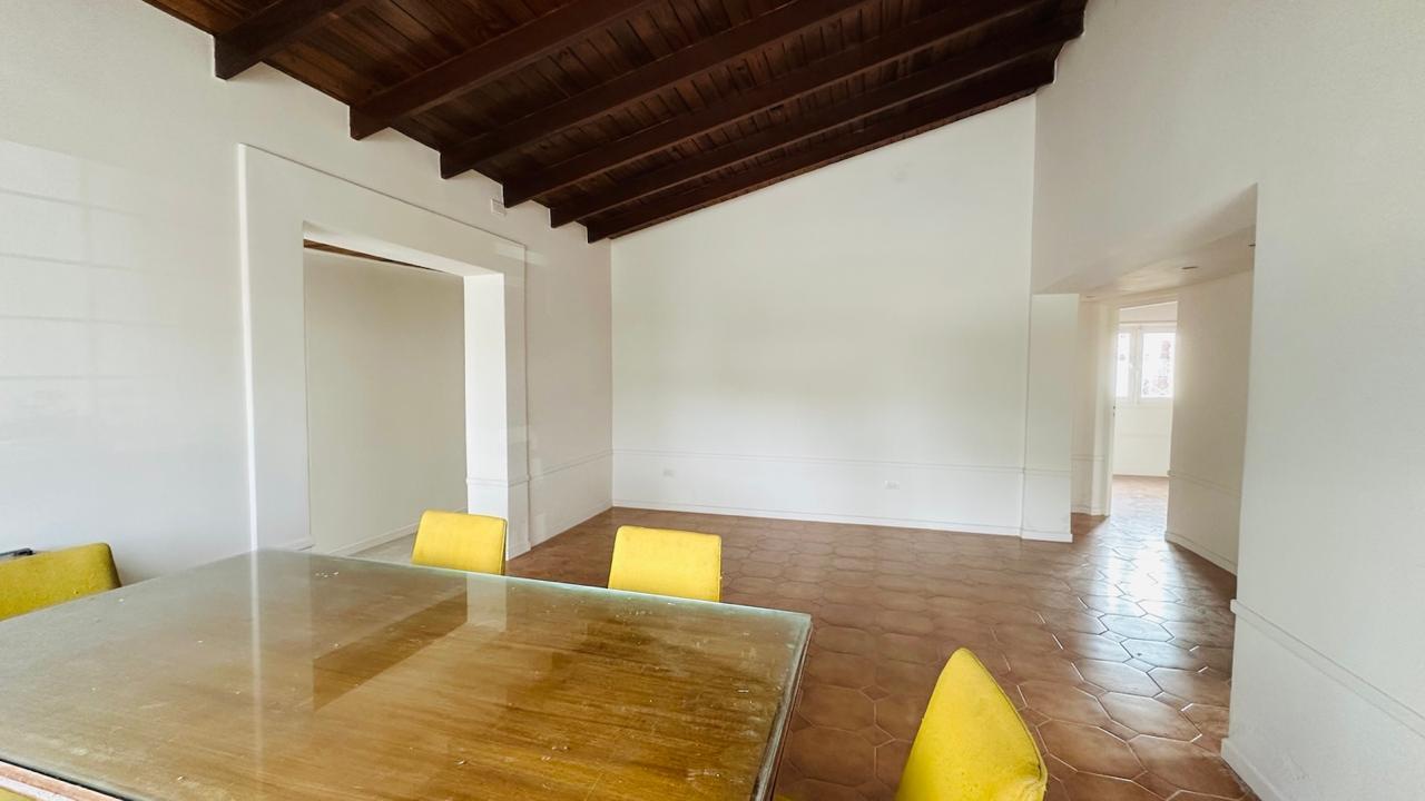 Foto de Se alquila amplia casa ideal para Oficinas- Consultorios- Estudios., imagen 3