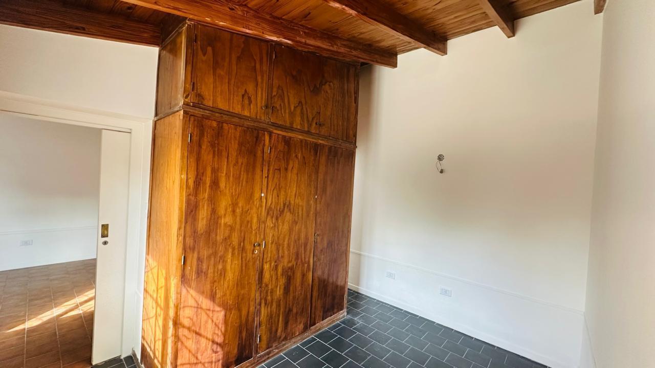Foto de Se alquila amplia casa ideal para Oficinas- Consultorios- Estudios., imagen 2