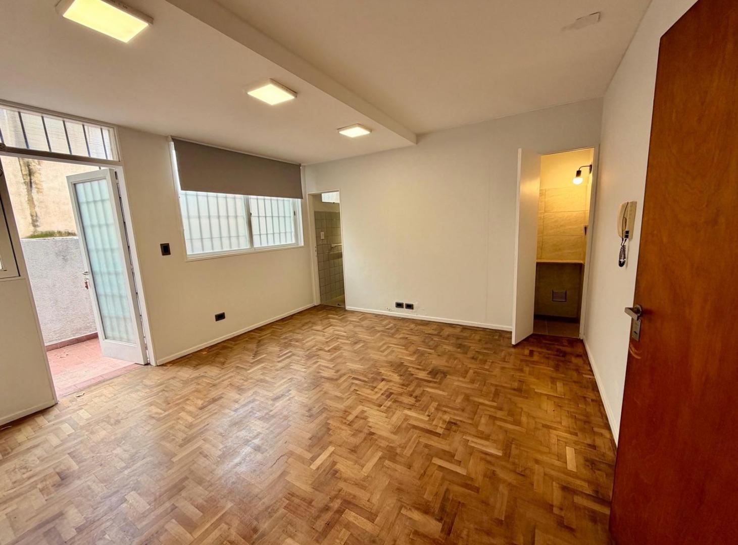 Foto de Oficina Salon en PB de edificio Mitre. Con Kichinnette Toilette y Patio, imagen 1