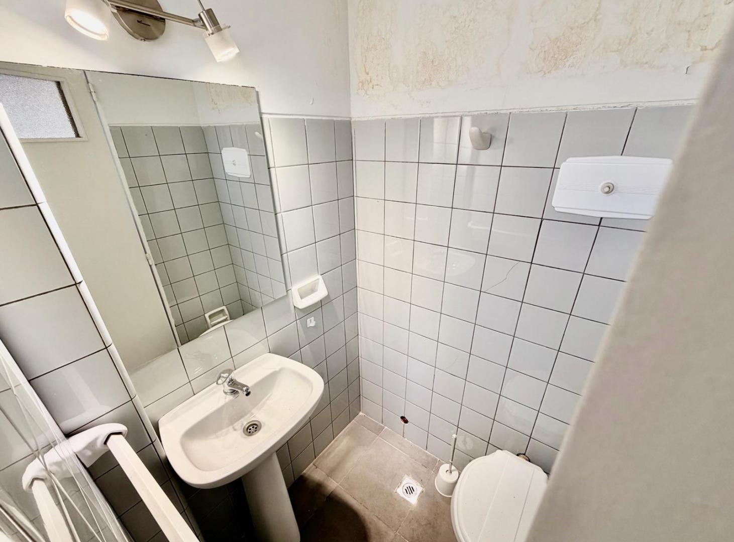 Foto de Oficina Salon en PB de edificio Mitre. Con Kichinnette Toilette y Patio, imagen 4