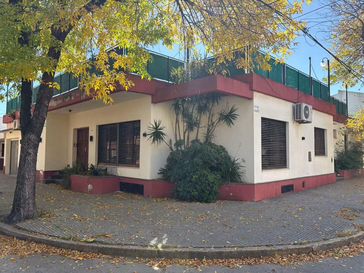 Casa en pleno centro de Pergamino, calle Pinto 300 ubicada en esquina con doble ingreso 2