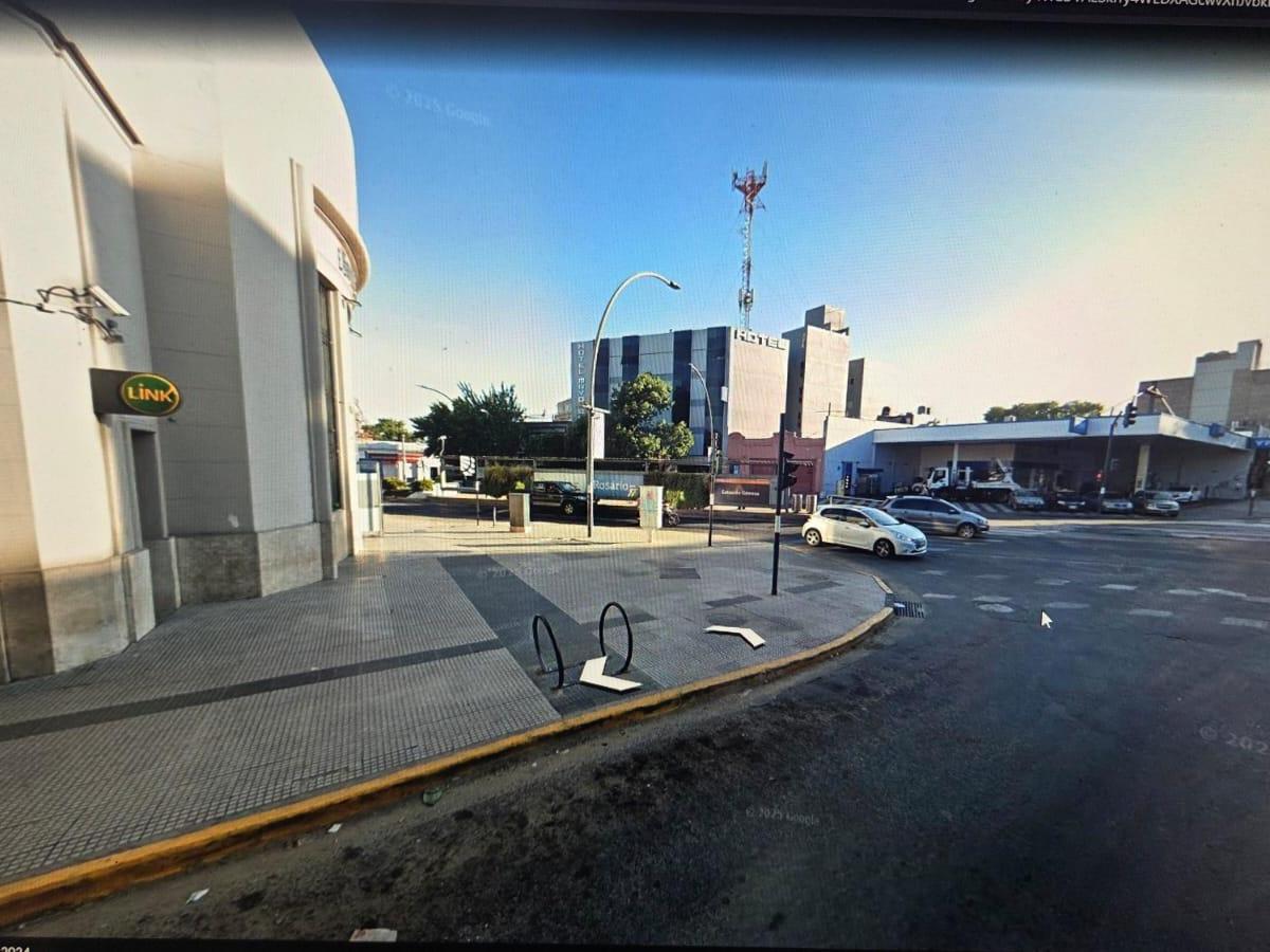 Casa Muy Bien Ubicada, apta Edificio o con 2 Locales 3