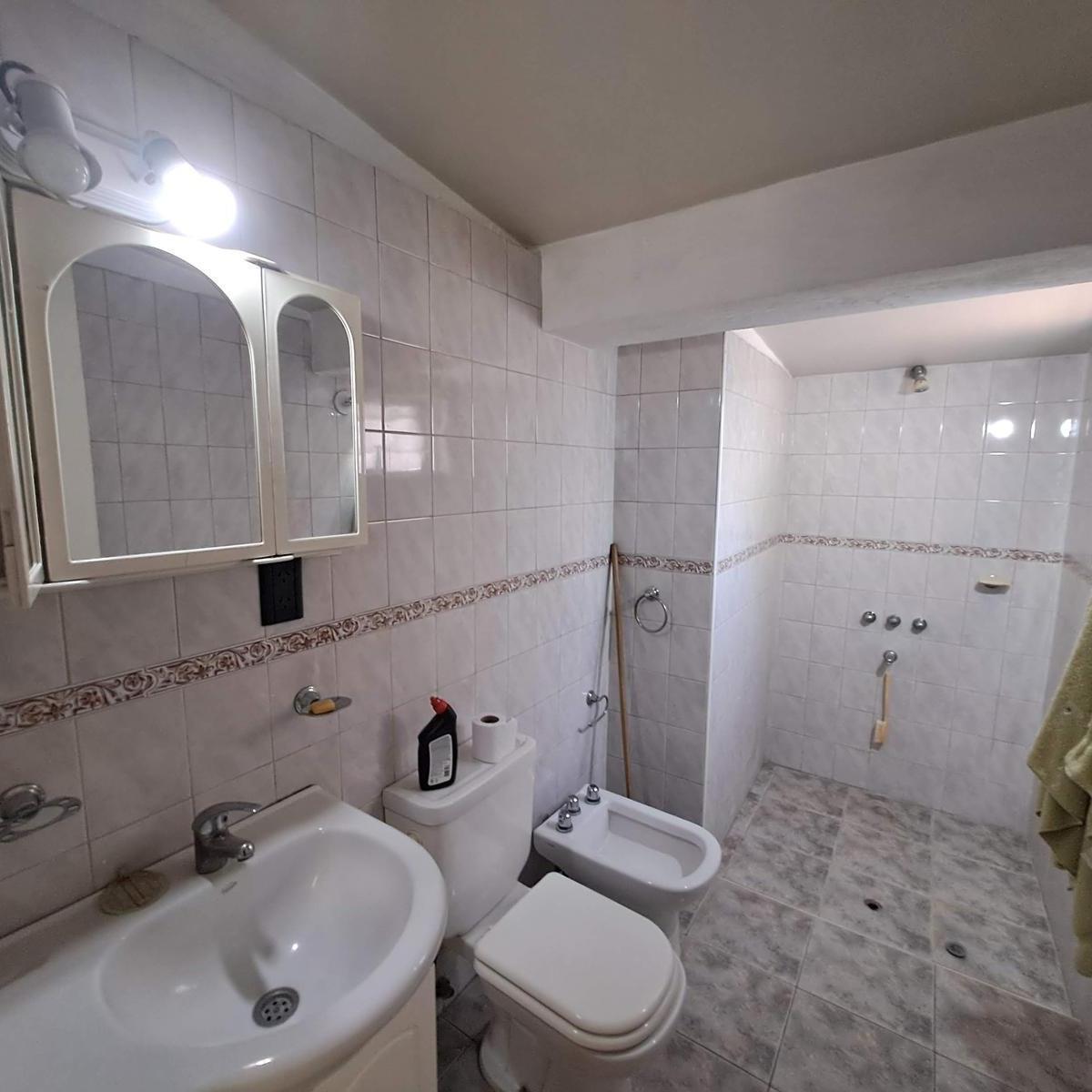 Venta - Amplia Casona con 2800 m² de Terreno 2