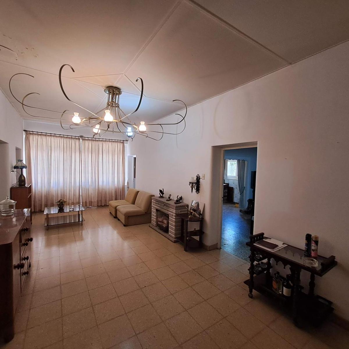 Venta - Amplia Casona con 2800 m² de Terreno 3