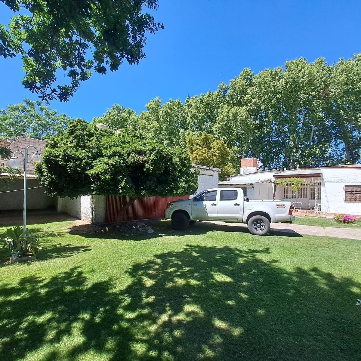 Venta - Amplia Casona con 2800 m² de Terreno 3