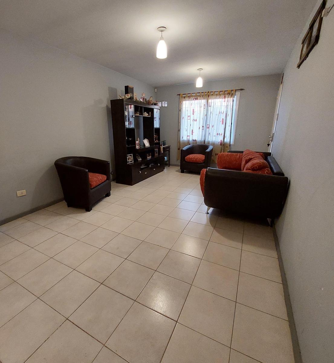 Vendo Casa en Barrio Semiprivado, 3 Dorm. con Patio 5