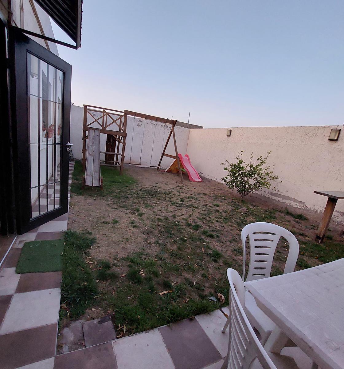 Vendo Casa en Barrio Semiprivado, 3 Dorm. con Patio 2