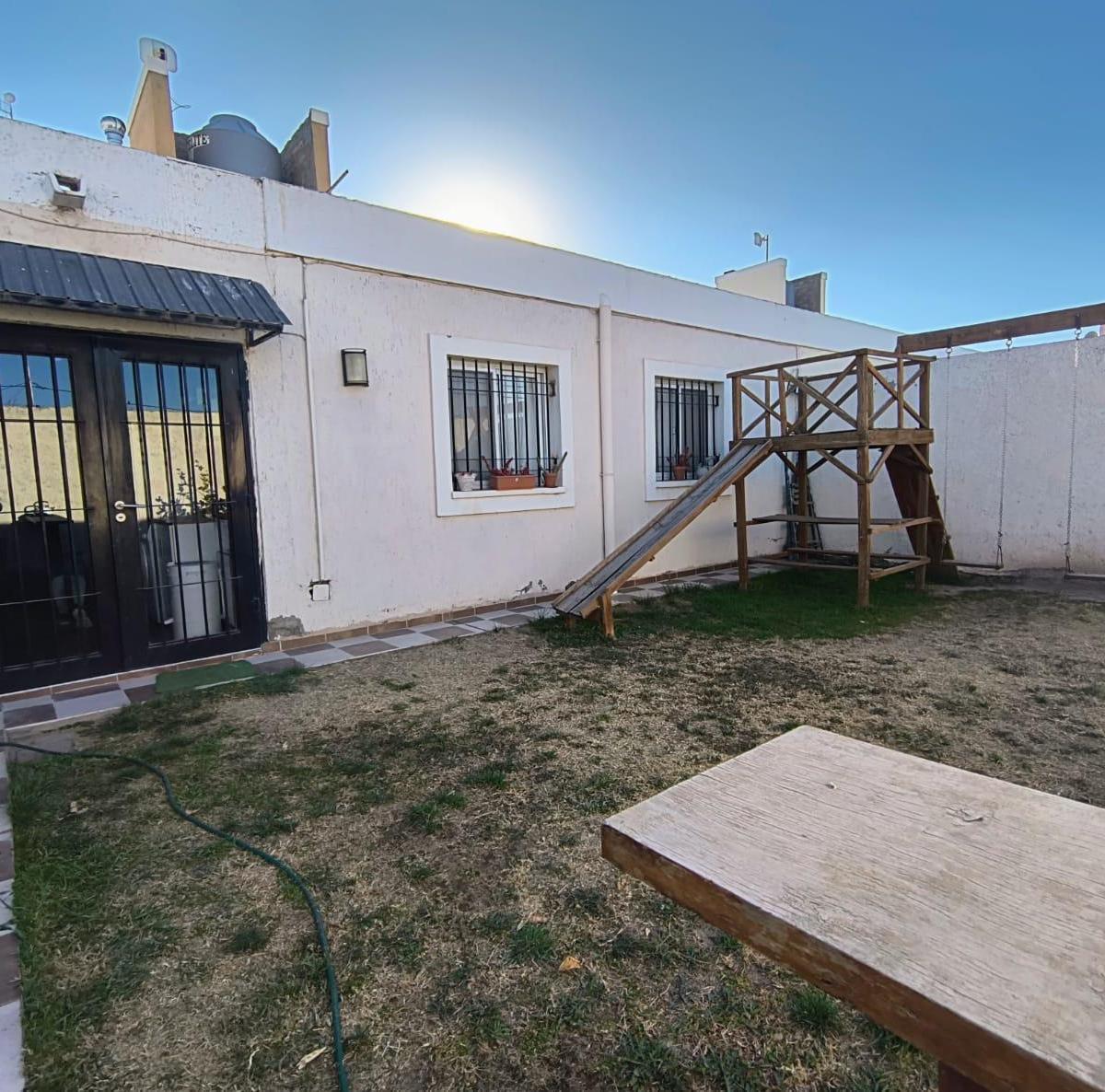 Vendo Casa en Barrio Semiprivado, 3 Dorm. con Patio 4