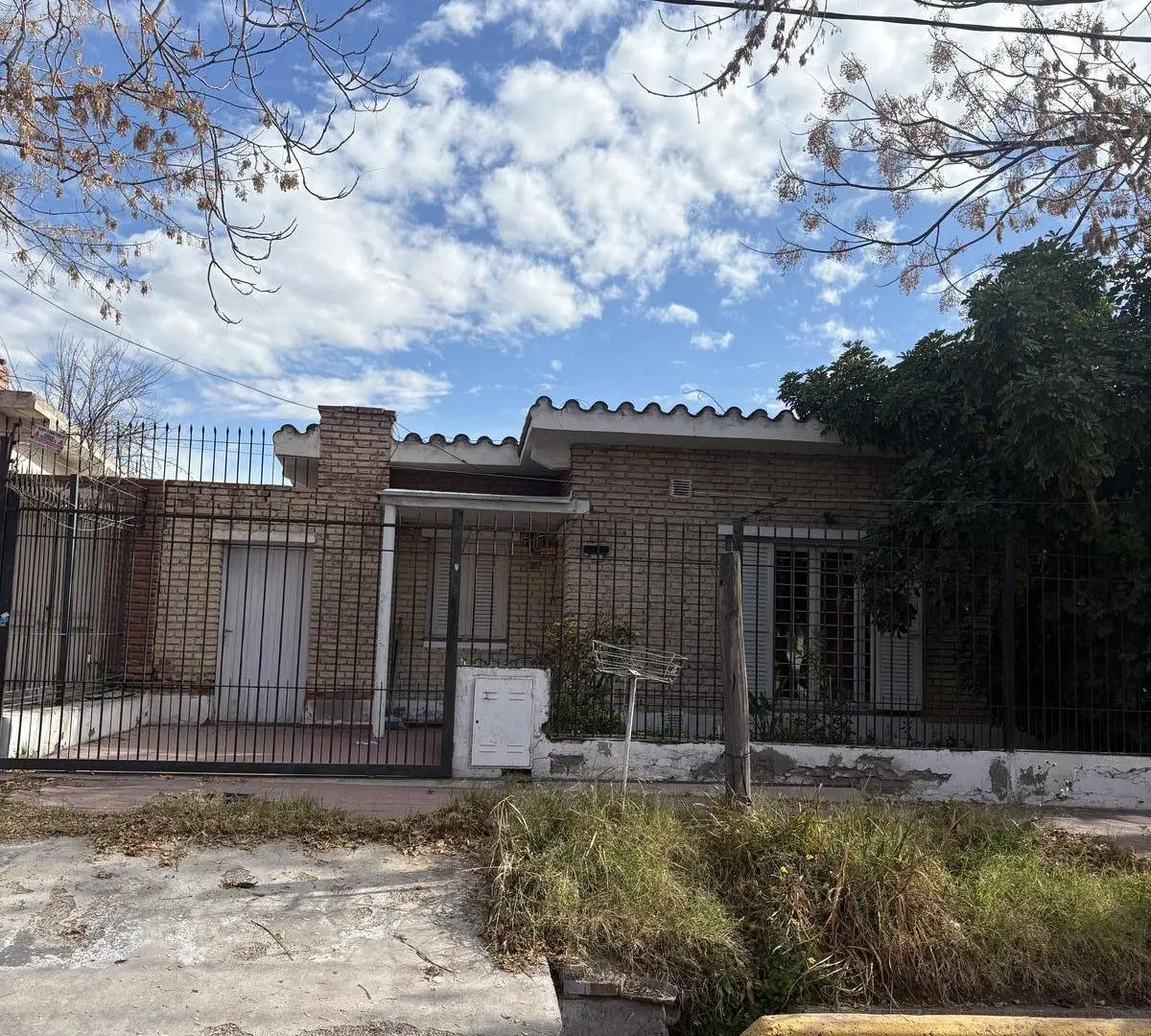 Casa frente al barrio Alto Dorrego 5