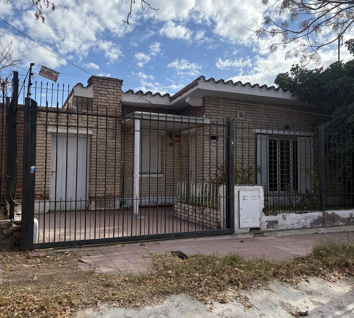 Casa frente al barrio Alto Dorrego