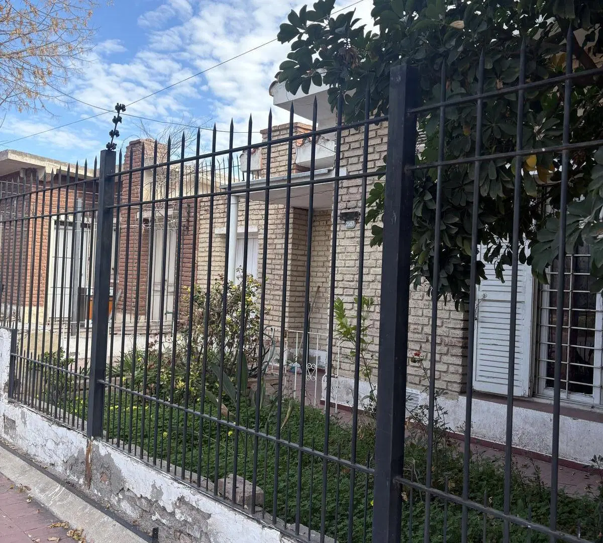 Casa frente al barrio Alto Dorrego 2