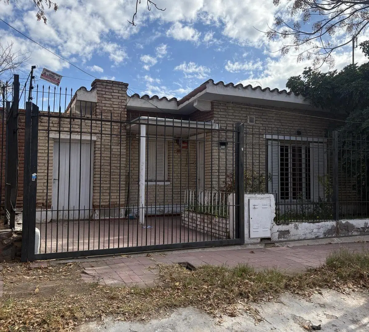 Casa frente al barrio Alto Dorrego 3