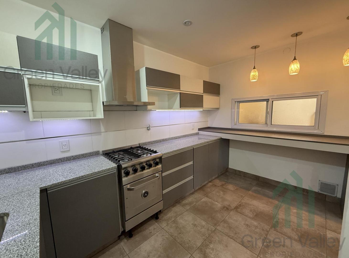 Foto de Casa en venta 4 dormitorios y 3 baños en Mendoza Capital, imagen 2