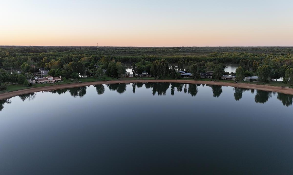 Gran Casa a Lago Central en Isla del Este (Dueño Directo) 4