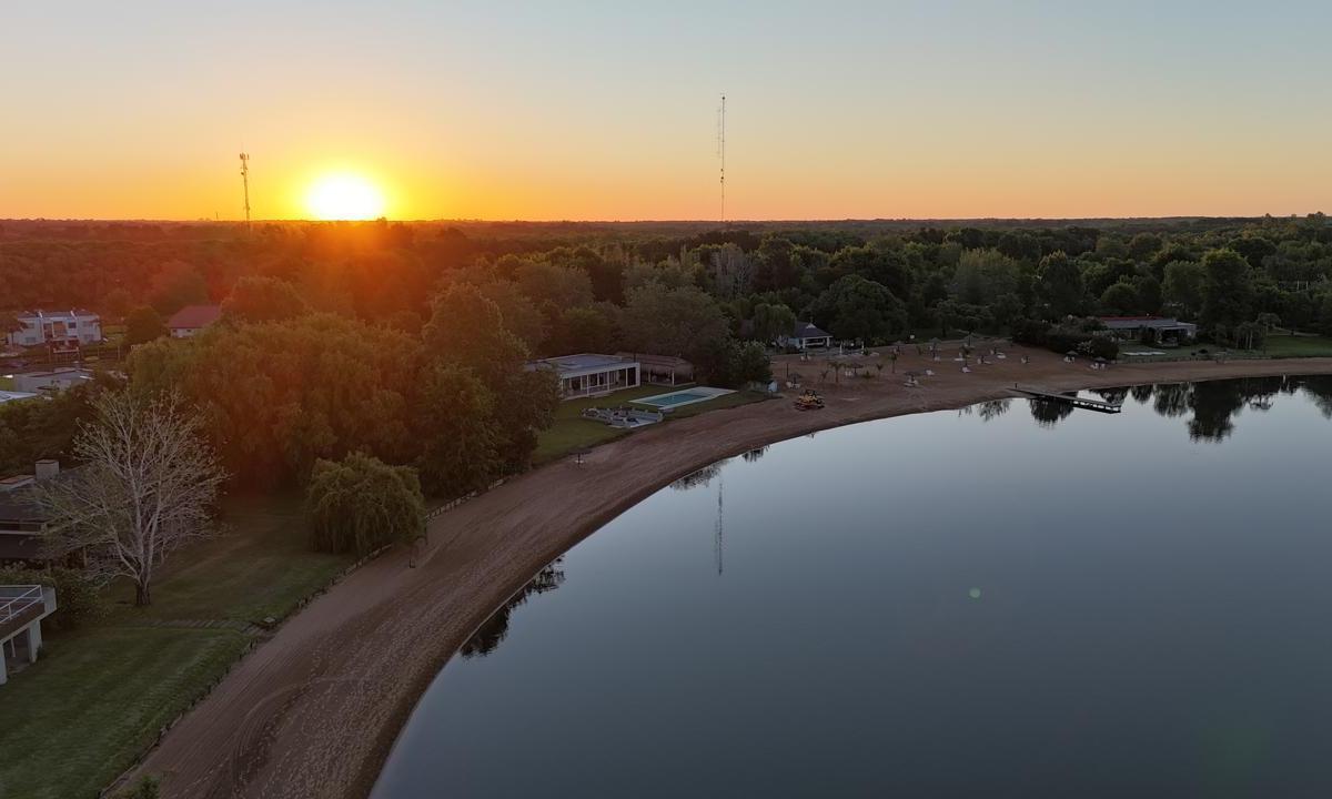 Gran Casa a Lago Central en Isla del Este (Dueño Directo) 3