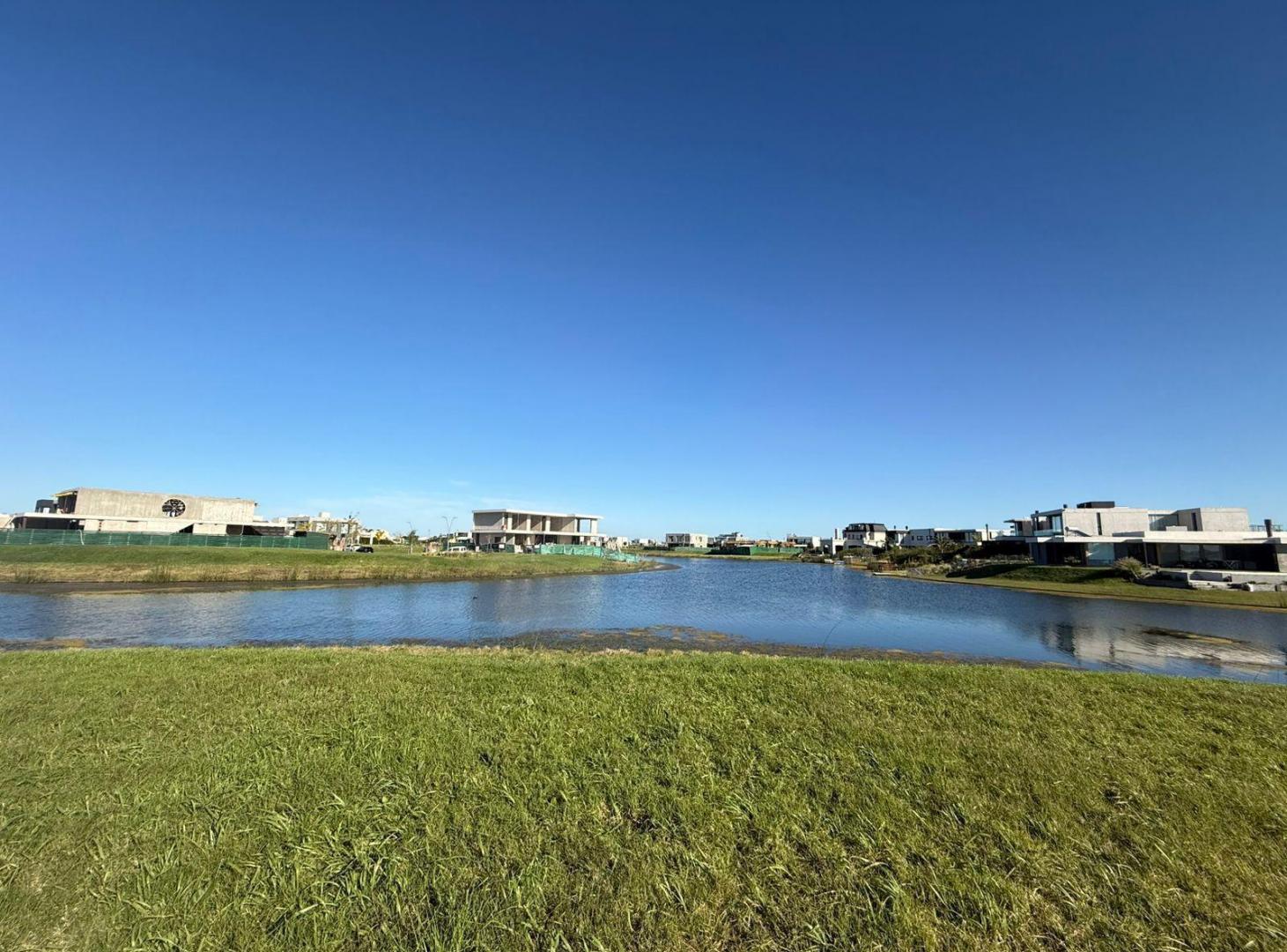 Terreno en venta en Costas Puertos de Lago con vistas al agua en todos los ángulos del lote
