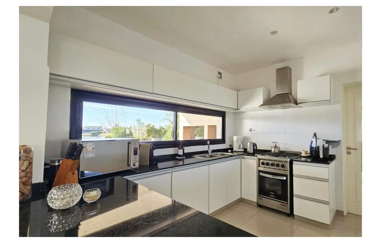 Casa al lago en alquiler anual de 6 ambientes en el barrio golf el Canton con o sin muebles 2