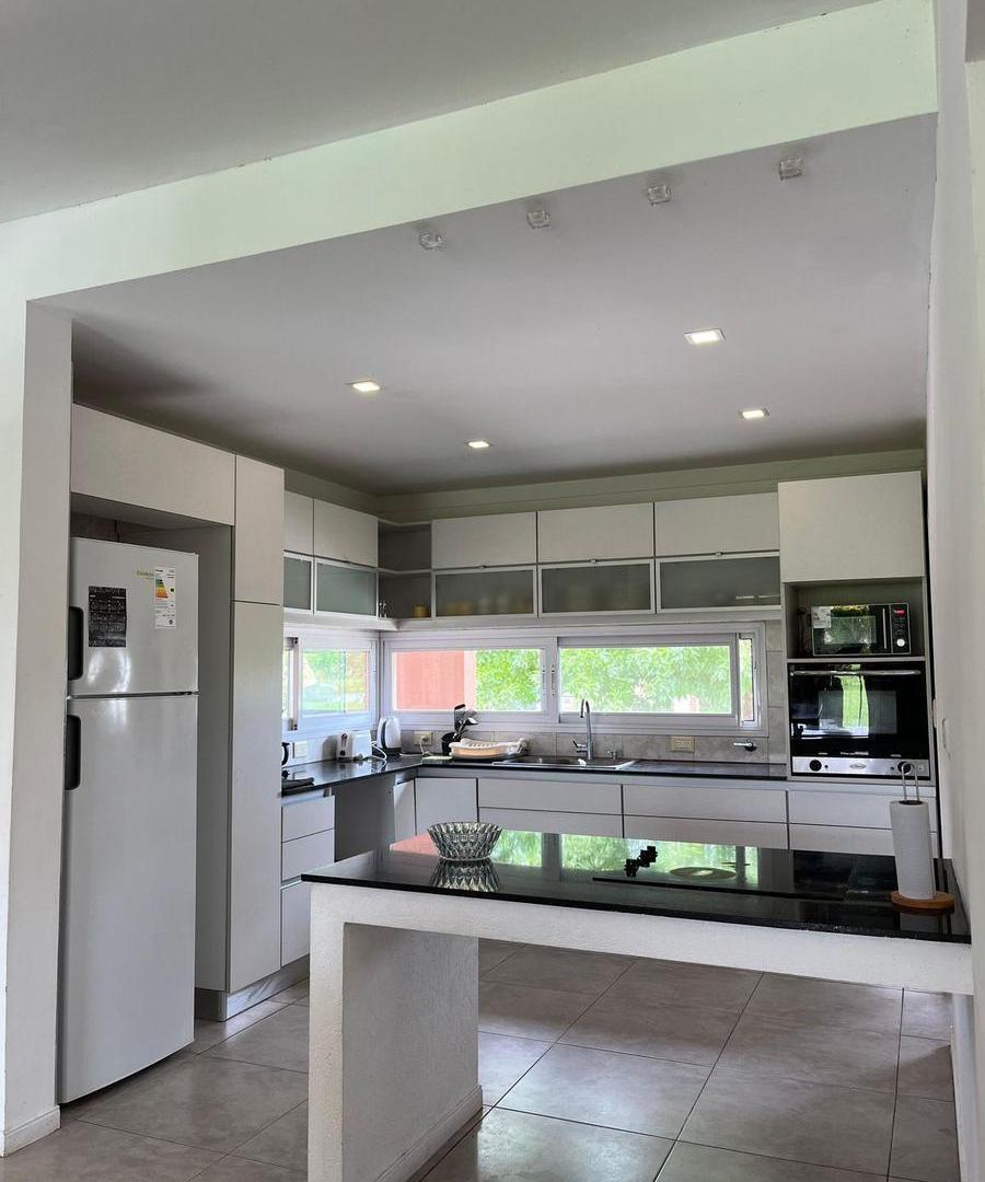 Casa en alquiler anual con muebles El Canton Golf de 6 ambientes con pileta
