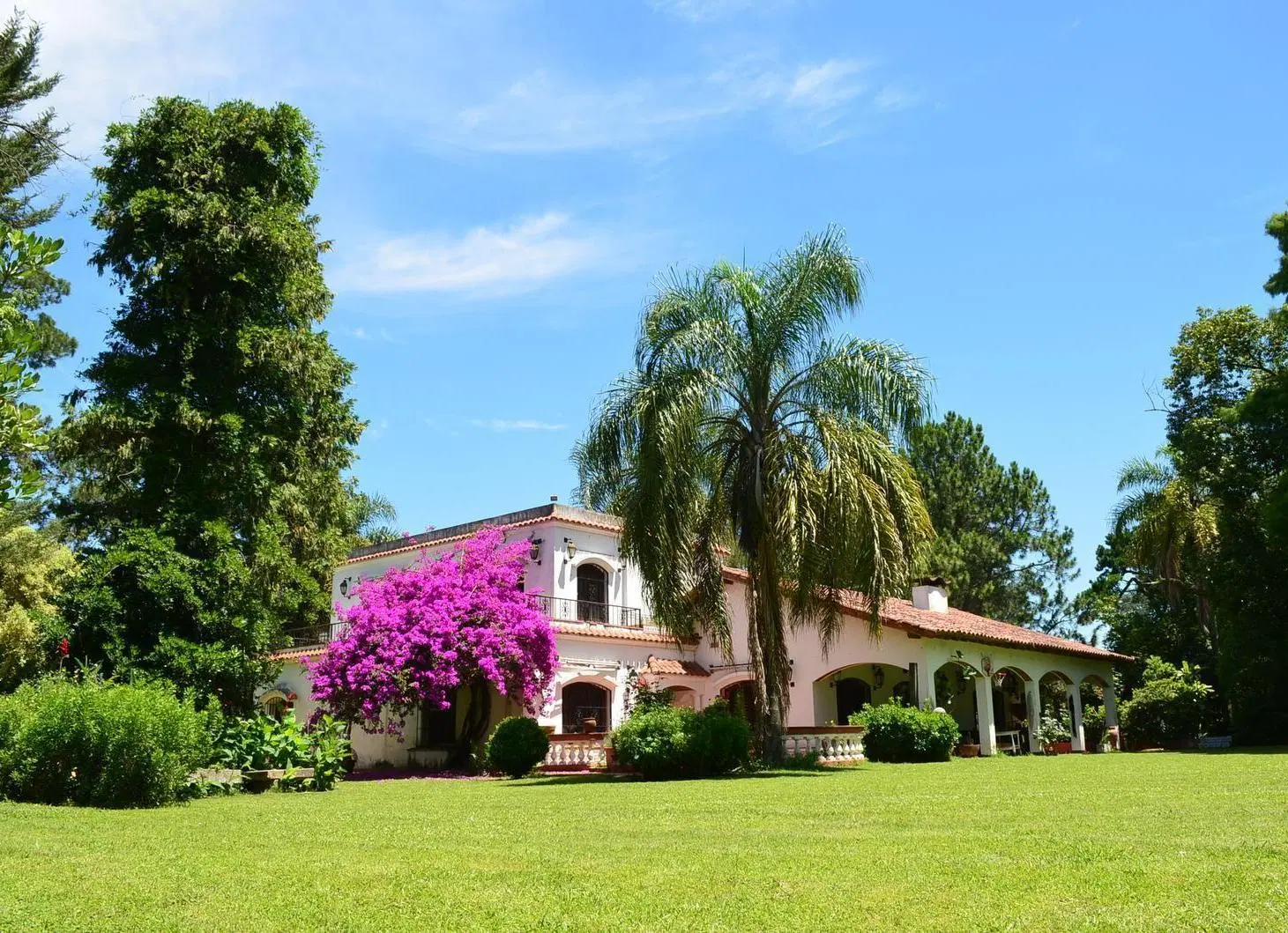 Casa en Venta Estilo Colonial nueve mil metros de parque con pileta en el  El Cazador Escobar 3