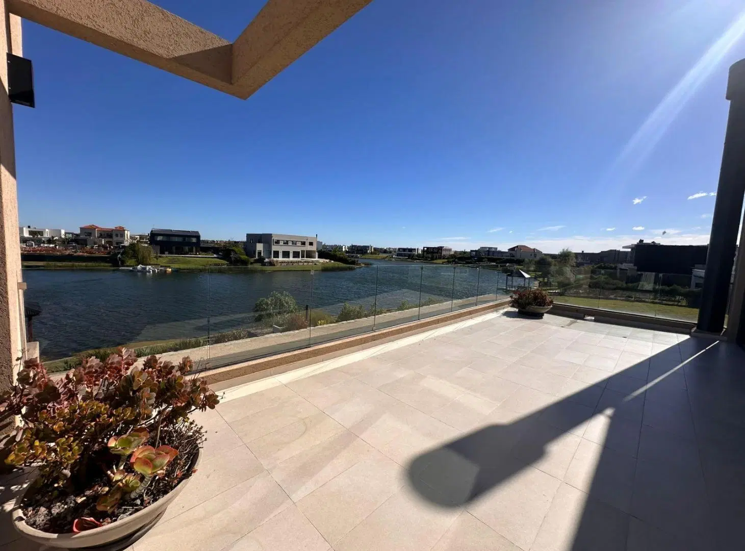 Casa en alquiler anual sin muebles en Muelles, Puertos Del Lago, con muelle y pileta 4