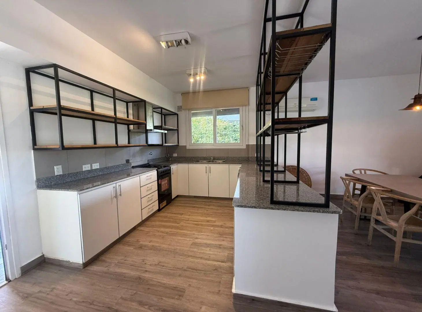 Casa en venta a agua en El Canton Islas de 6 ambientes con pileta 4