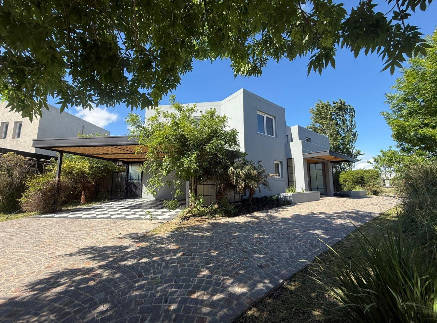 Casa en venta a agua en El Canton Islas de 6 ambientes con pileta