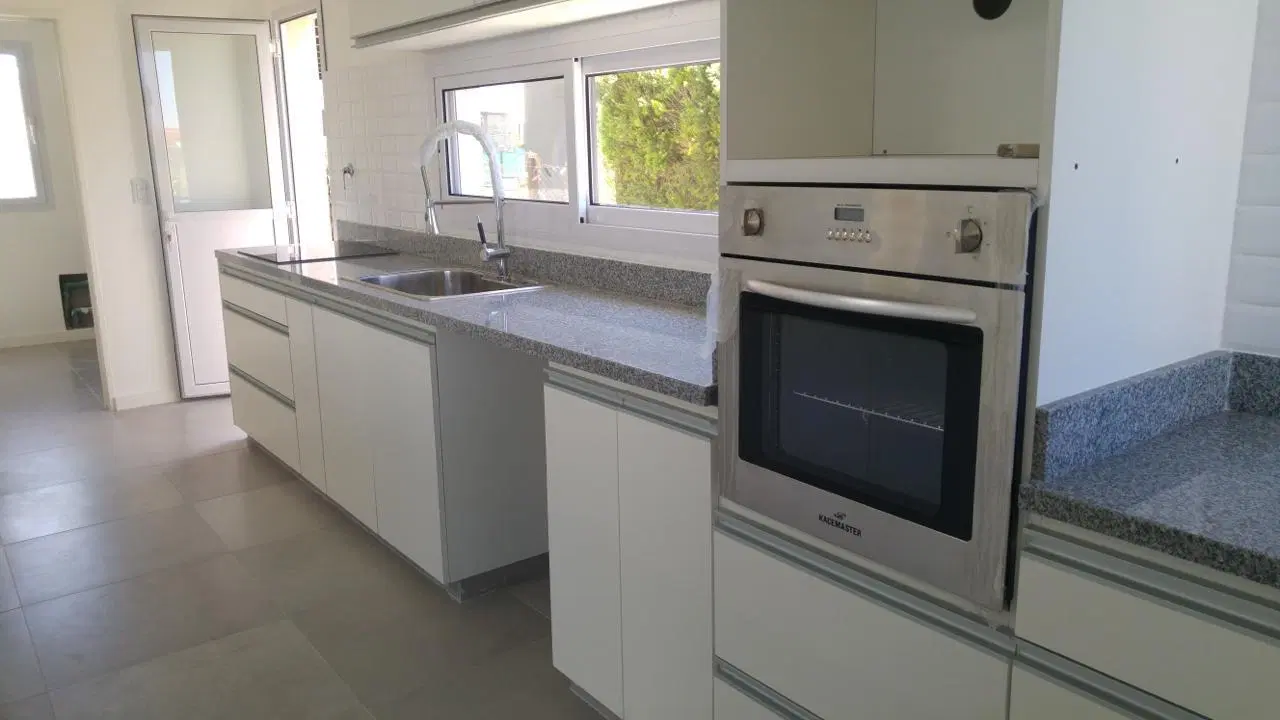 Casa en venta y alquiler anual sobre lote interno con pileta en Puerto el Cantón 3